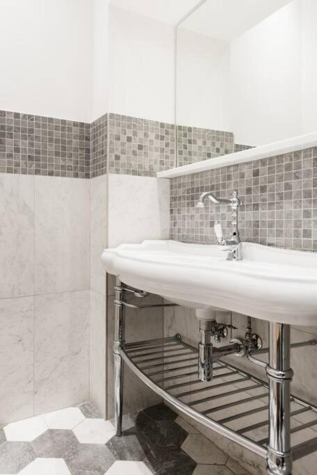 Modern Comfort, Poetic Charm Rome Exterior photo
